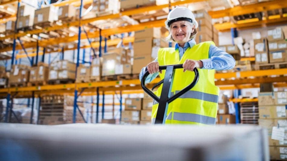 vrouw in de overgang werkt in de logistiek