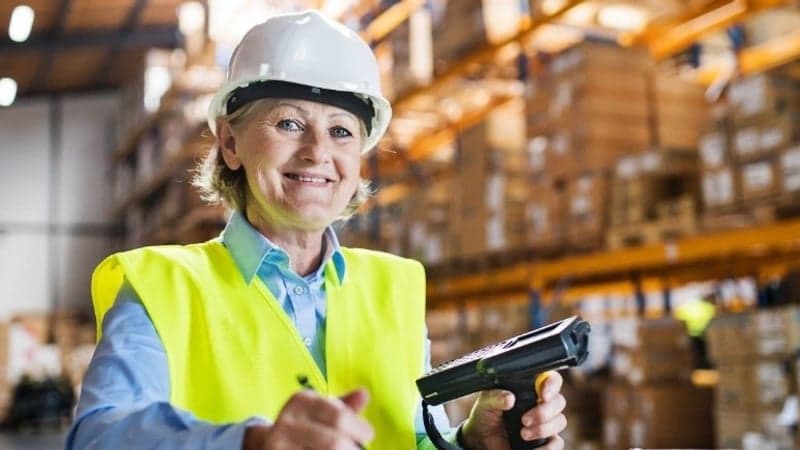 vrouw op middelbare leeftijd werkt in magazijn