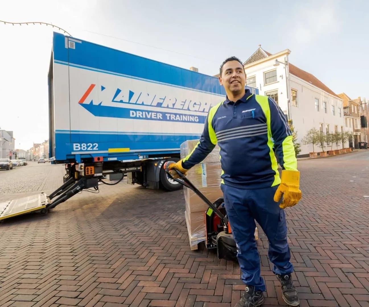 Vrachtwagenchauffeur Dylan Perloy aan het lossen.