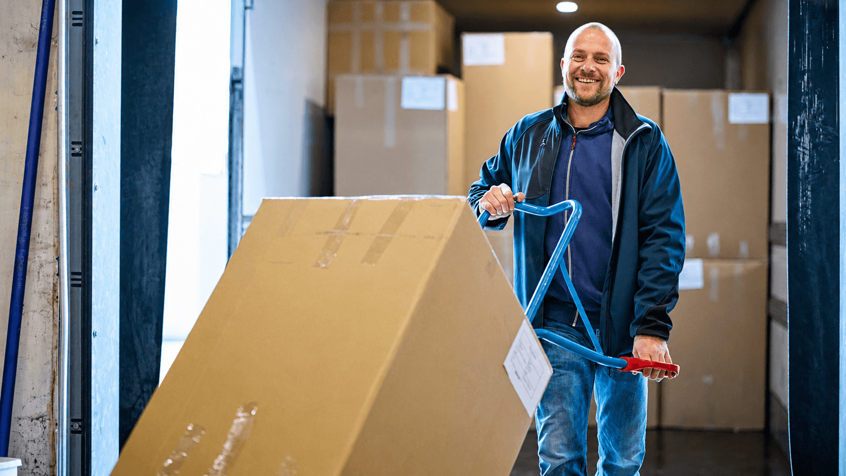 Logistiek medewerker aan het werk
