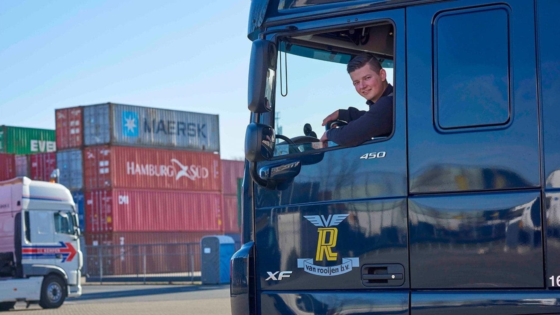 BBL-student die werkt in de transport en logistiek als vrachtwagenchauffeur