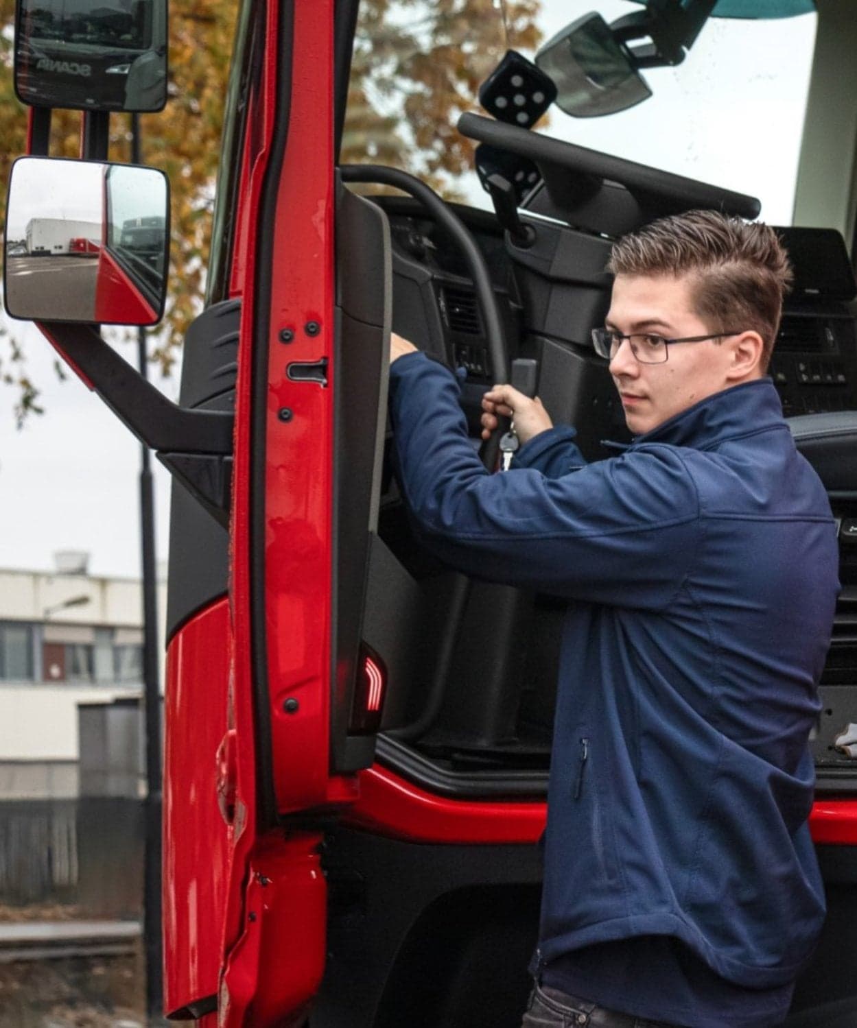 BBL-studenten Declan naast vrachtwagen