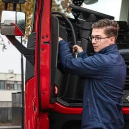 BBL-studenten Declan naast vrachtwagen