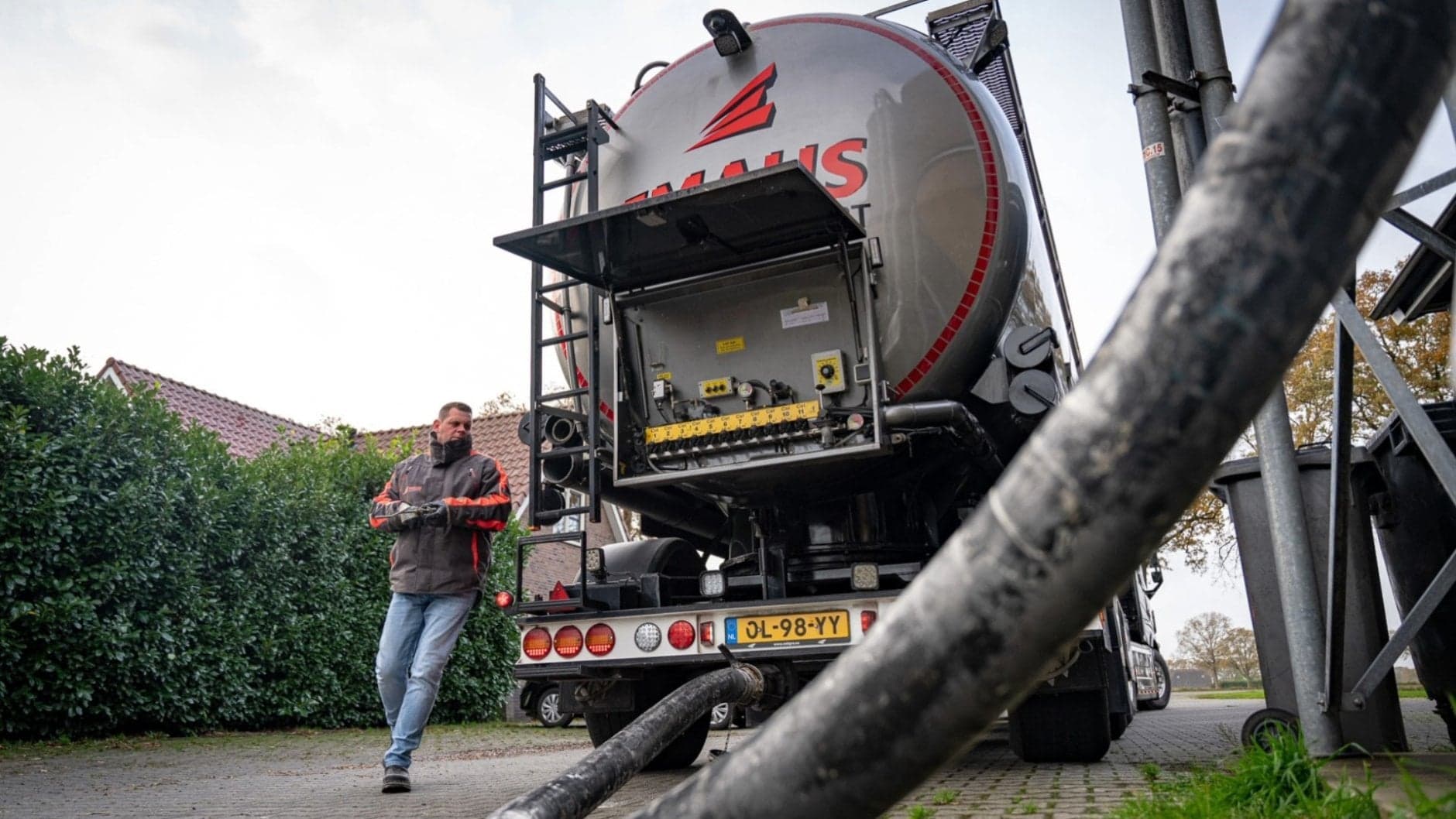 Vrachtwagenchauffeur Wouter Soldaat loopt om zijn vrachtwagen
