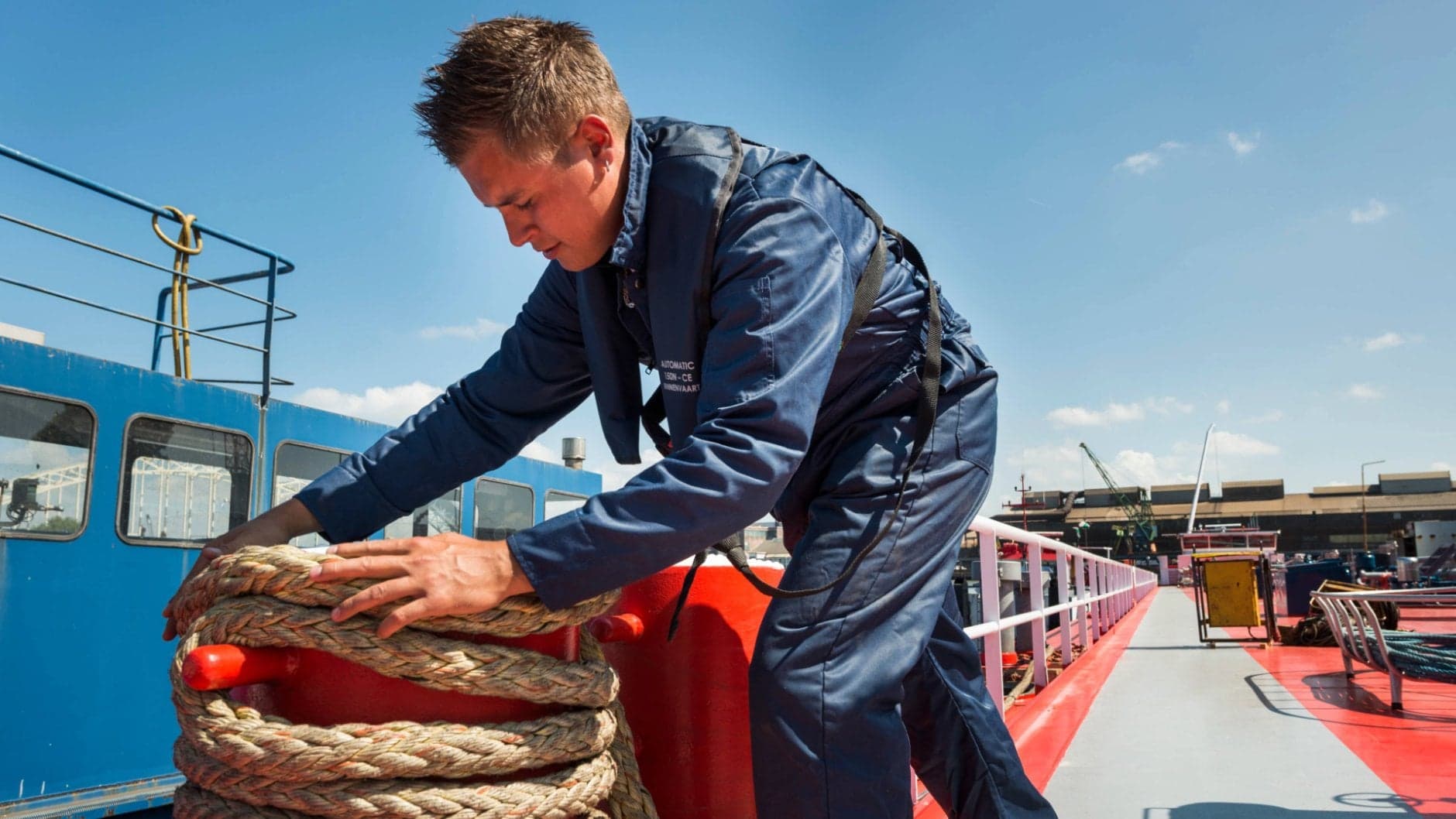 BBL-er legt boot aan in haven.