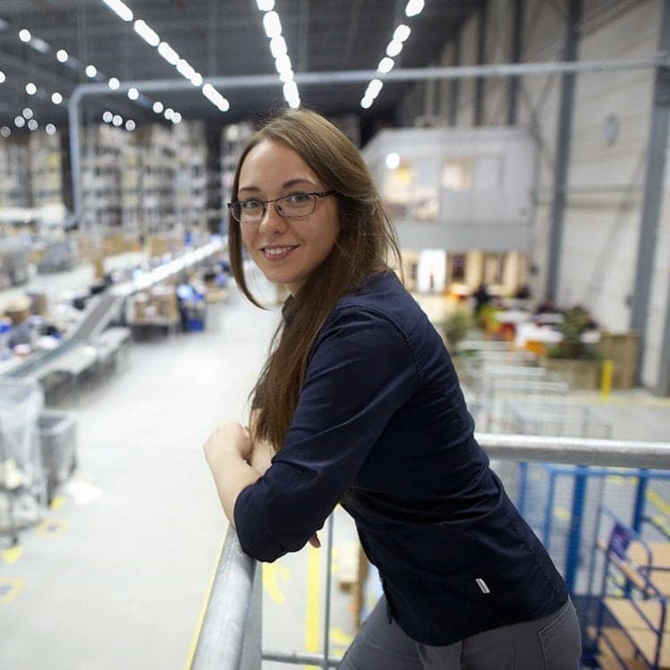 Vrouwelijke werknemer in magazijn