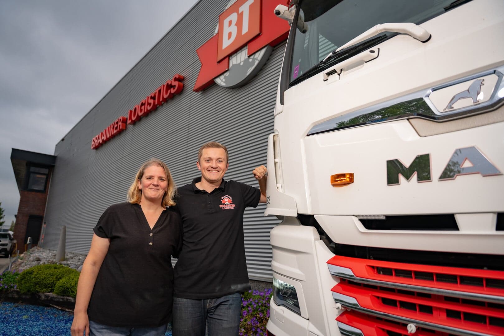 Jonge vrachtwagenchauffeur in de cabine van een vrachtwagen van Braanker Transport.