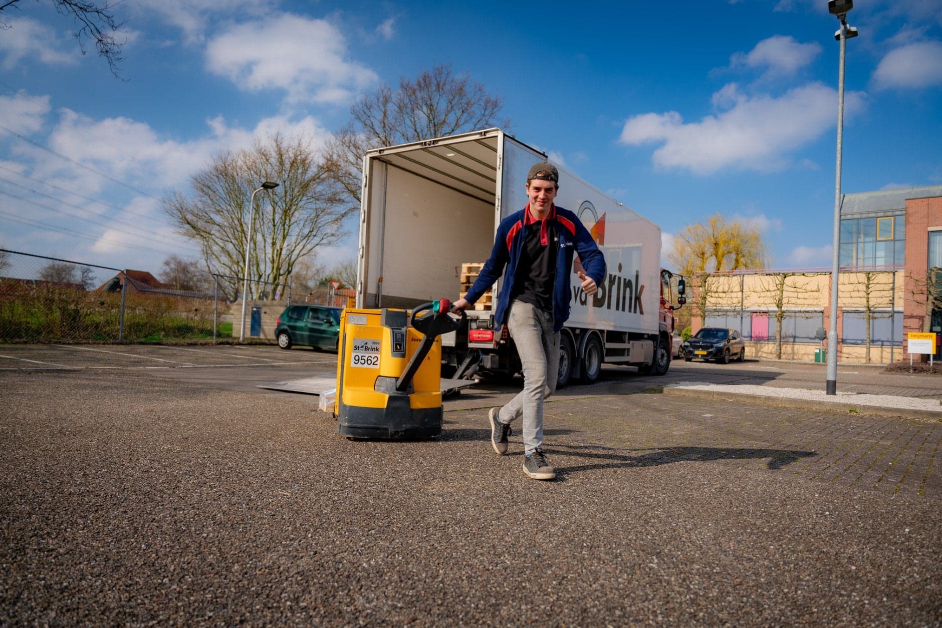 BBL-student Ocean Biersteker aan het werk met hef