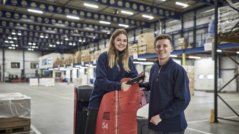 BBL-studenten logistiek medewerkers in het warehouse