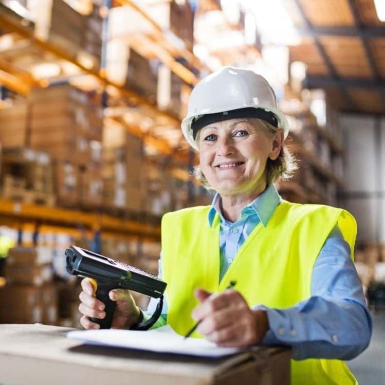 Vrouw in de overgang werkt in de logistiek