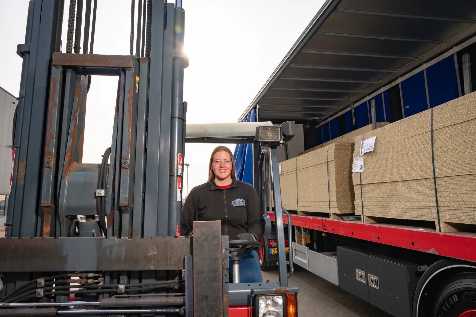 BBL vrachtwagenchauffeur Chantal op heftruck