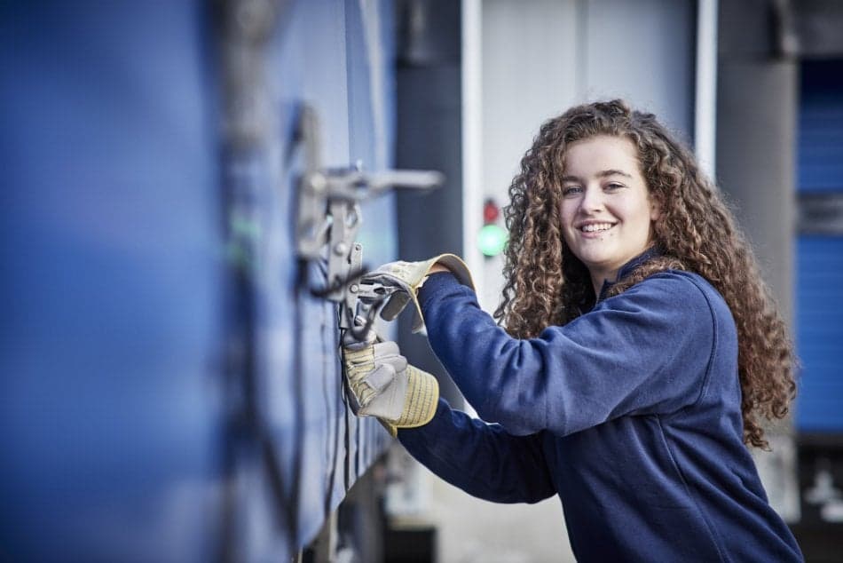 Vrouw opent vrachtwagen