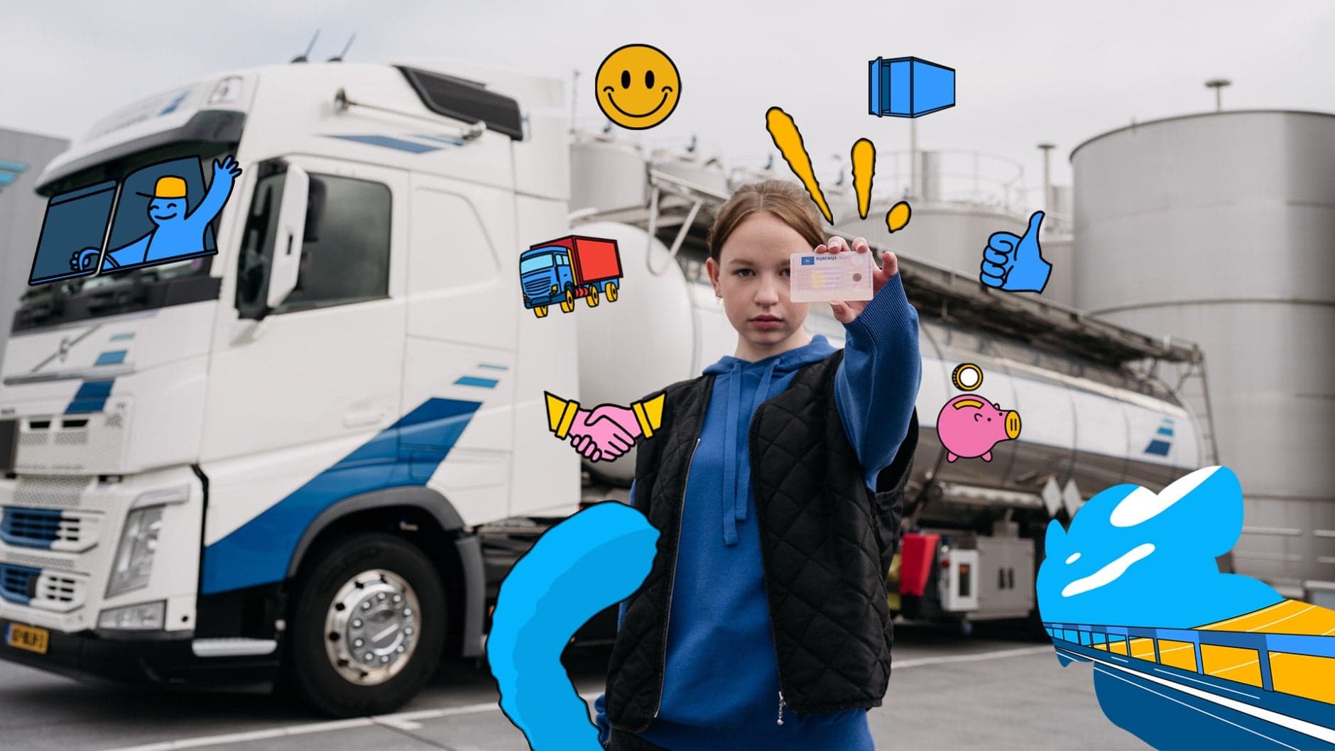 Kind met rijbewijs in hand met vrachtwagen op achtergrond.
