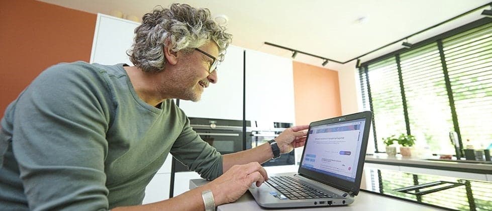 Werknemer thuis aan het werk