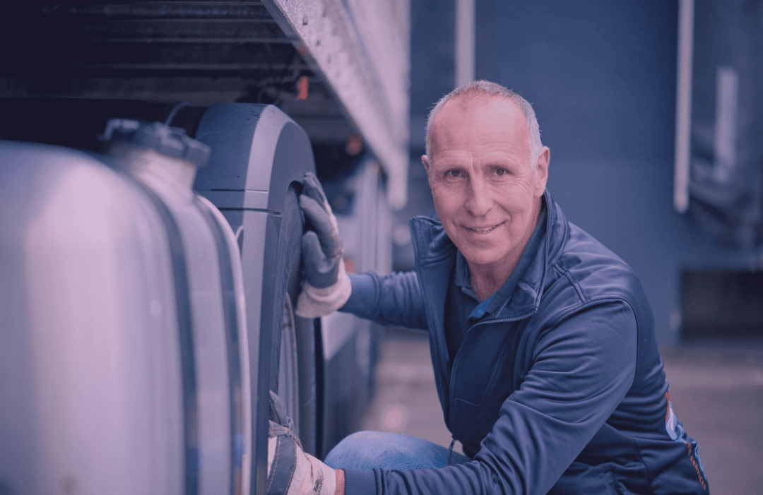 Man naast vrachtwagen