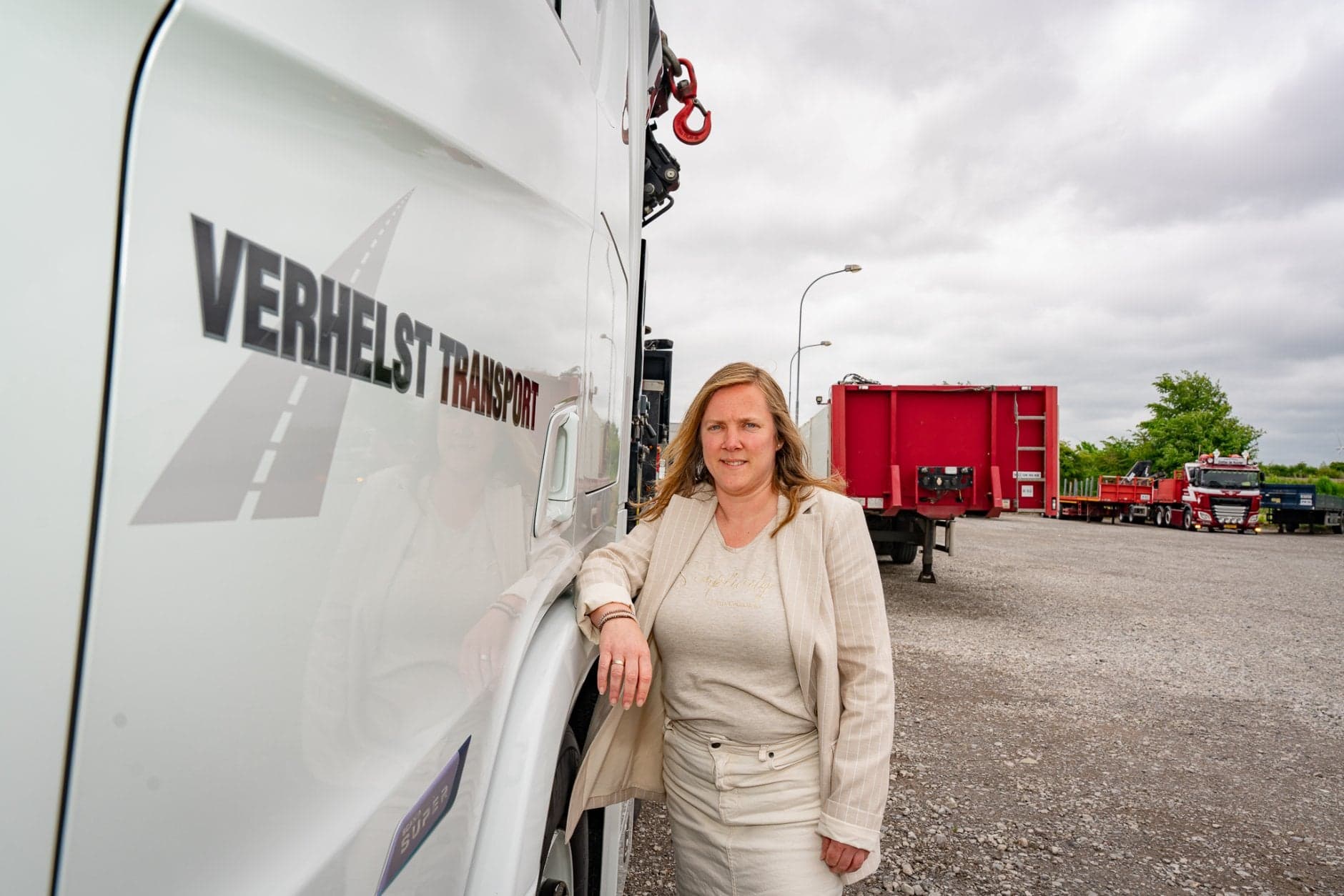 Lydia Verhelst, mede-eigenaar Verhelst Transport naast vrachtwagen