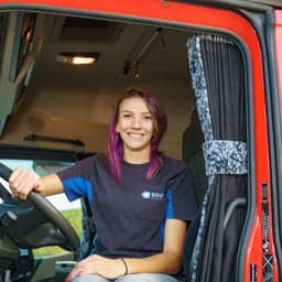 Vrachtwagenchauffeur Marissa Nagtegaal in cabine