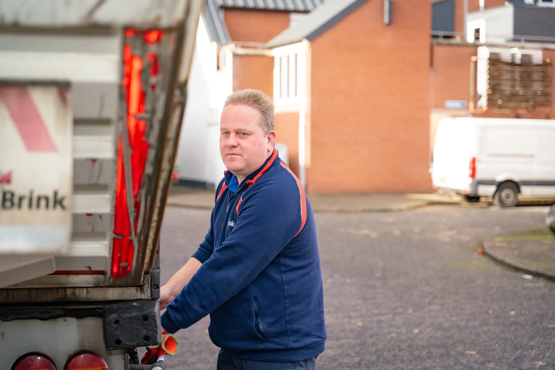 Vrachtwagenchauffeur Remco aan het lossen
