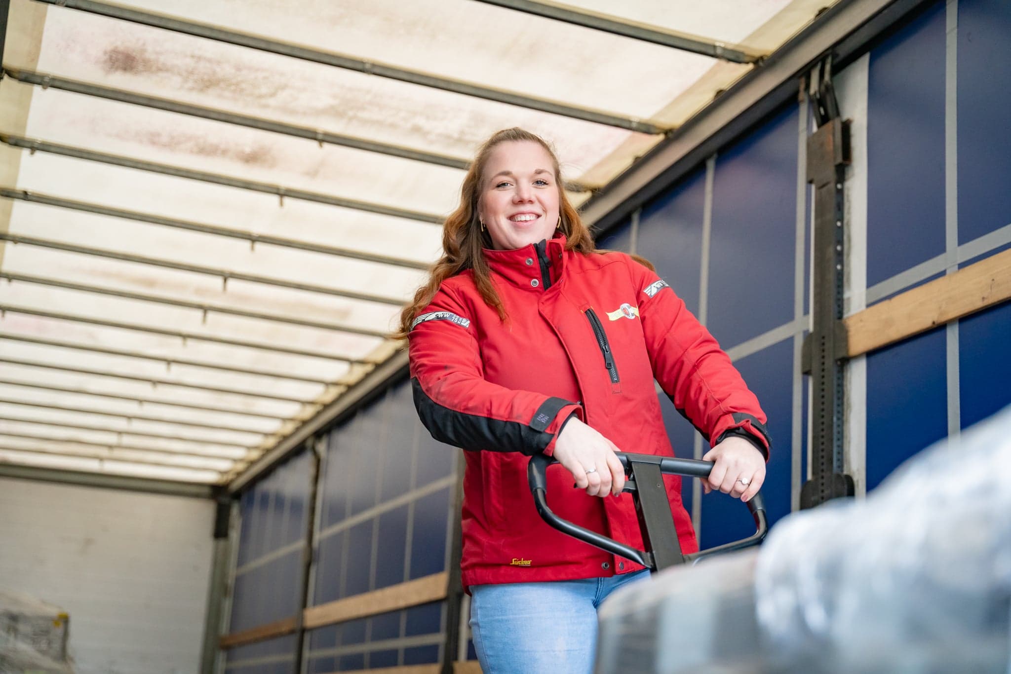 Linda Bakker aan het laden en lossen