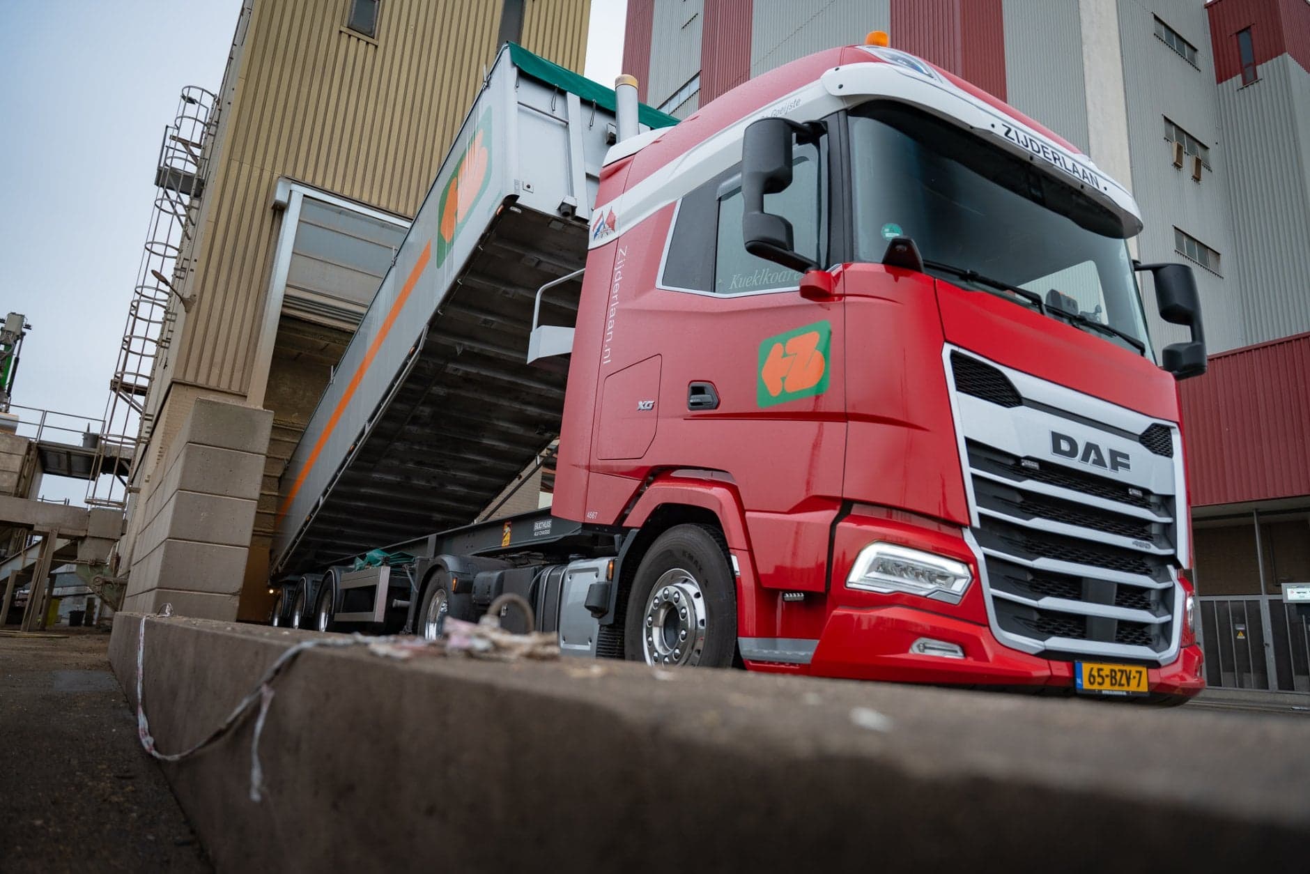 De kiepwagen van Sander de Goeijen wordt geleegd.