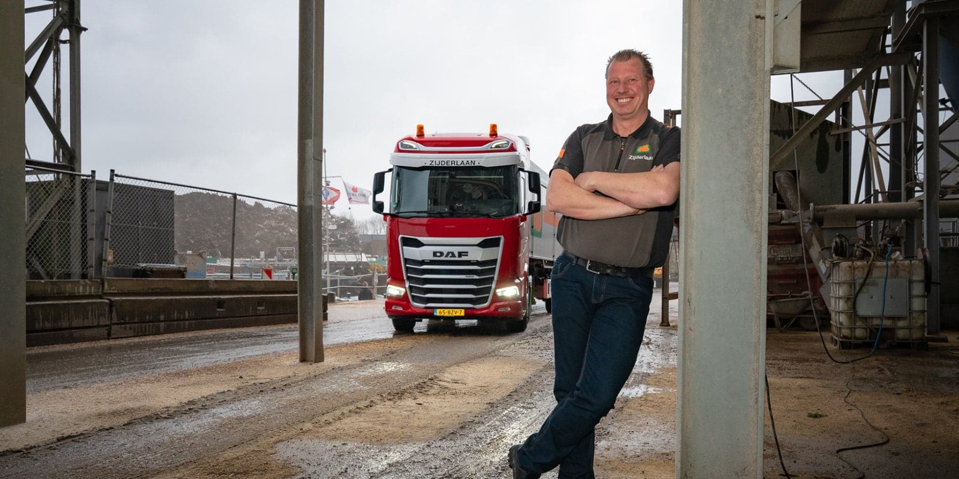 Kieperchauffeur Sander Goeijen naast zijn kiepwagen.