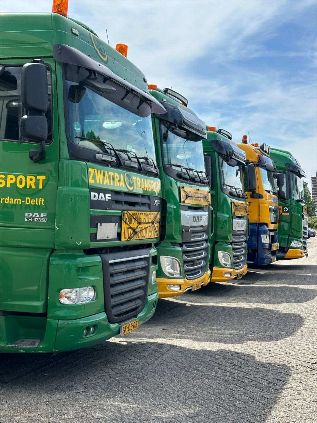 Trucks van Zwatra transport naast elkaar opgesteld.