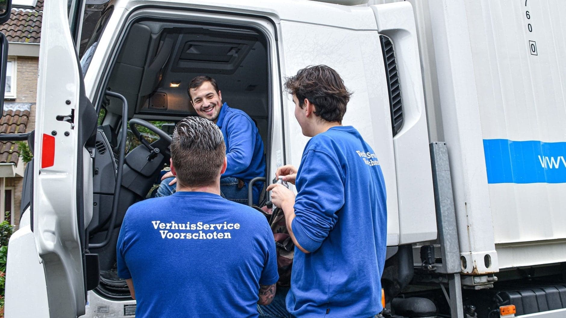 Verhuizers in vrachtwagen
