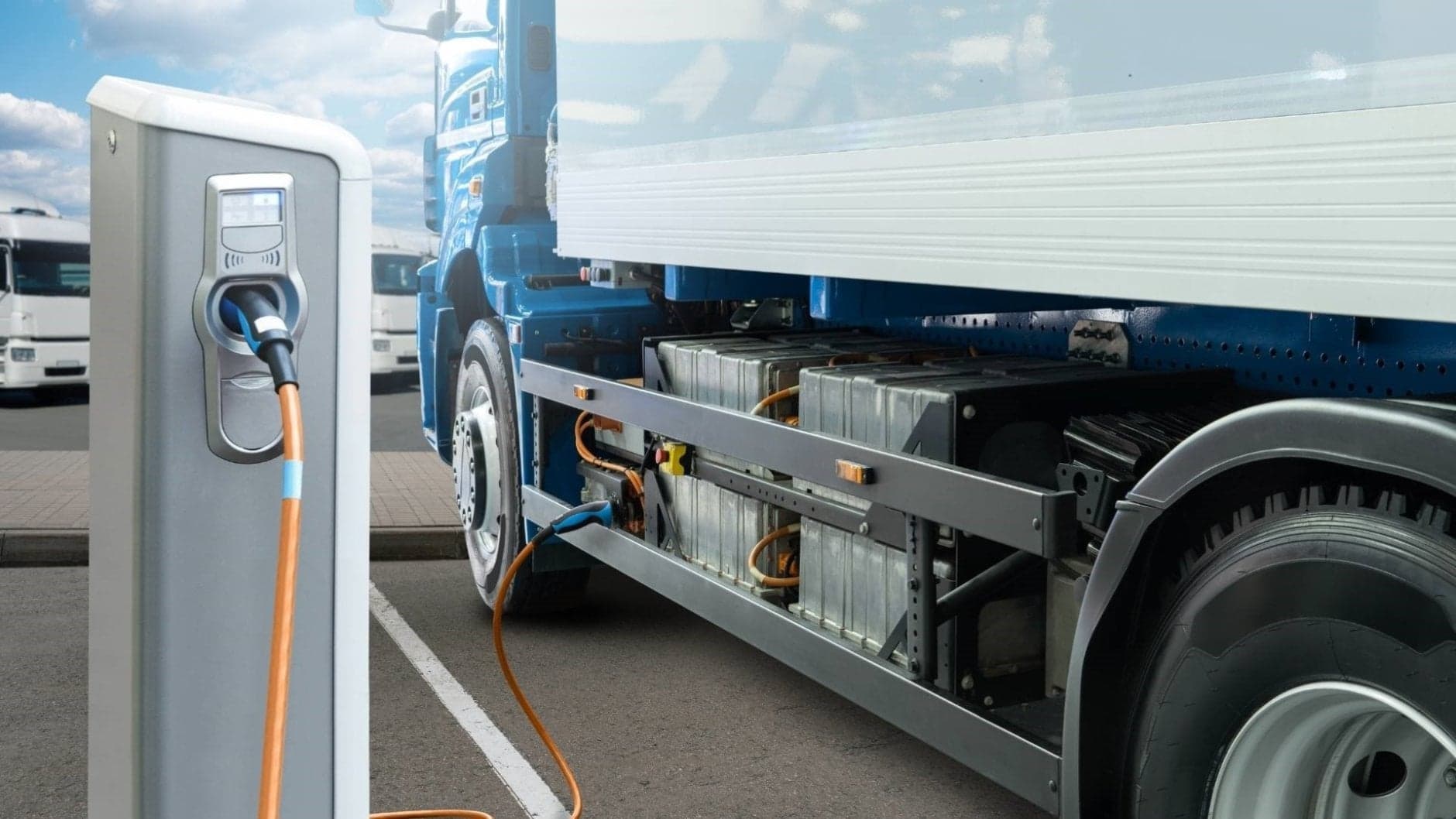 Elektrische vrachtwagen aan laadpaal
