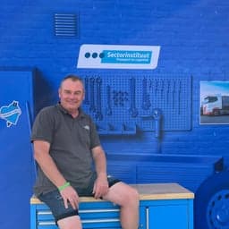 Vrachtwagenchauffeur Piet de Baat doet STL afvaltraject