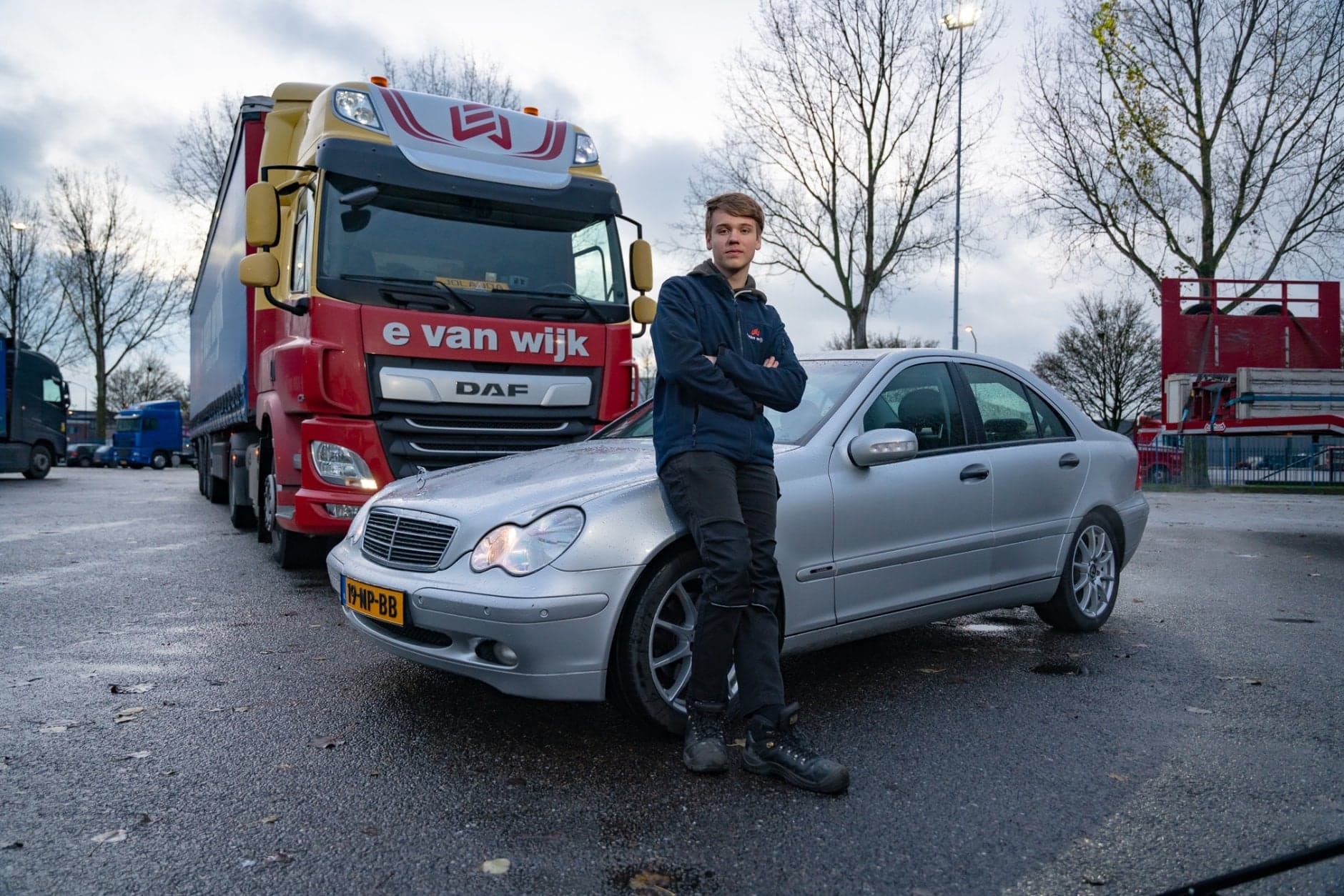 BBL-student Quinten Oomens staat voor vrachtwagen