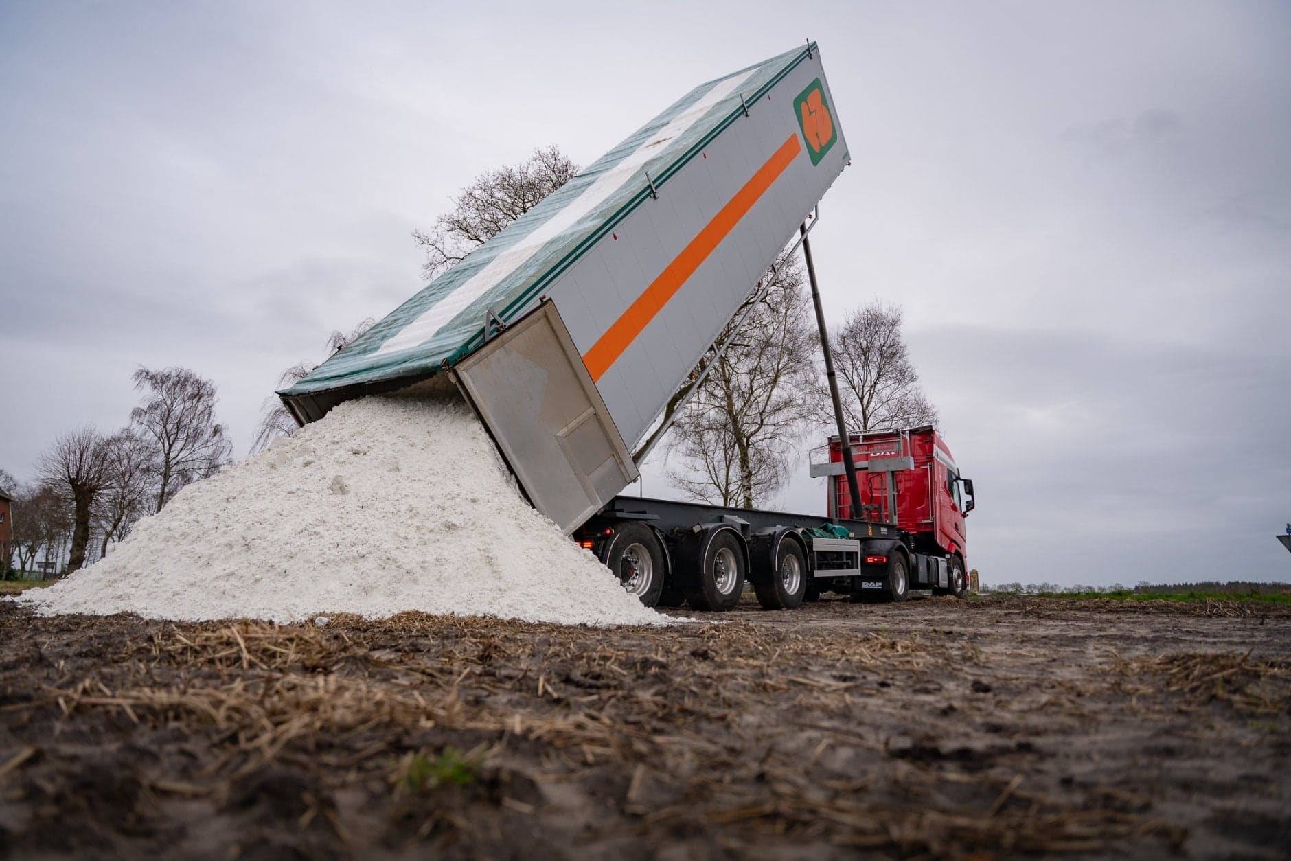 Vrachtwagen loost kalk.