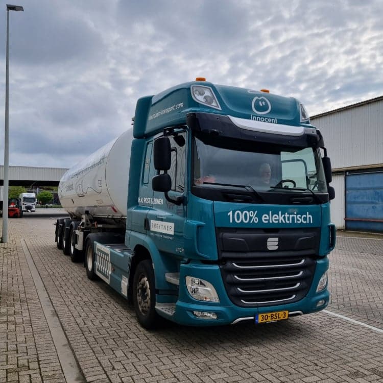 Vrachtwagenchauffeur in elektrische vrachtauto