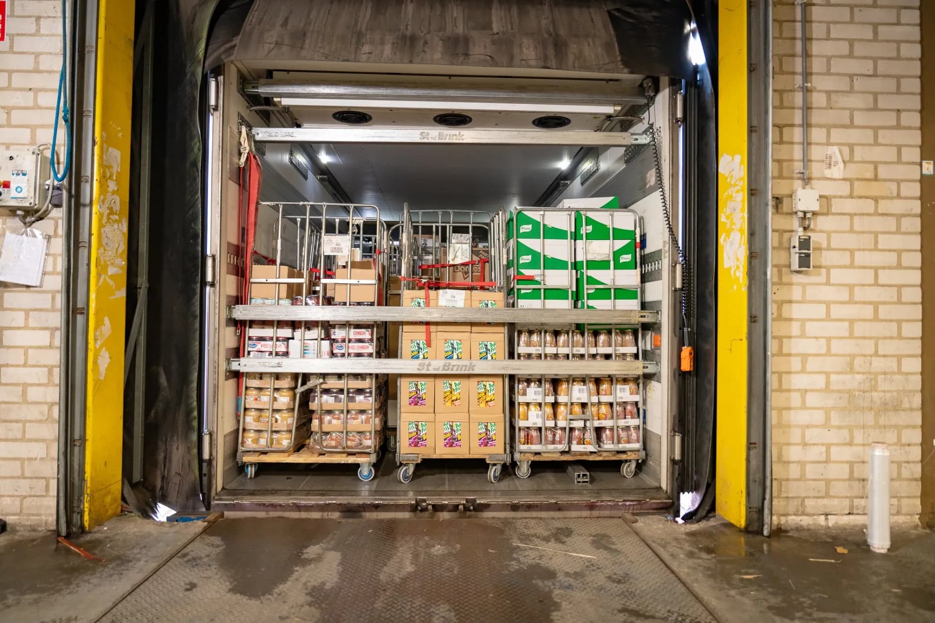 Volle lading in magazijn