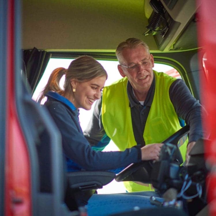 Instructeur en leerling in vrachtwagencabine