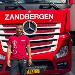 Badraaf poseert voor de Actros