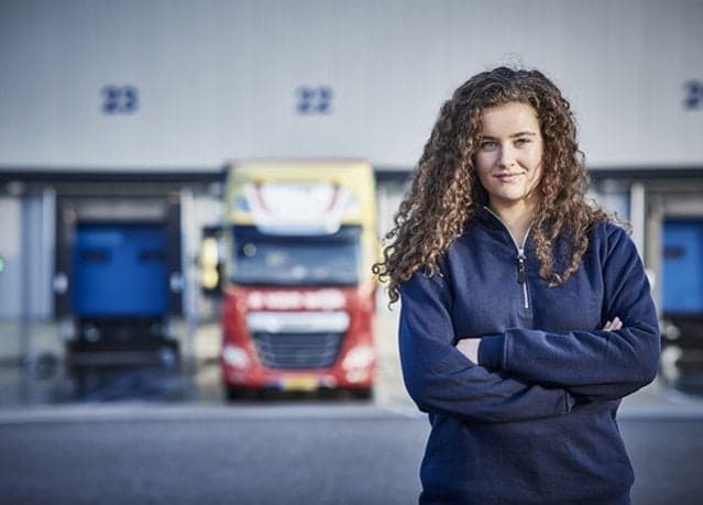 Jonge vrouwelijke vrachtwagenchauffeur