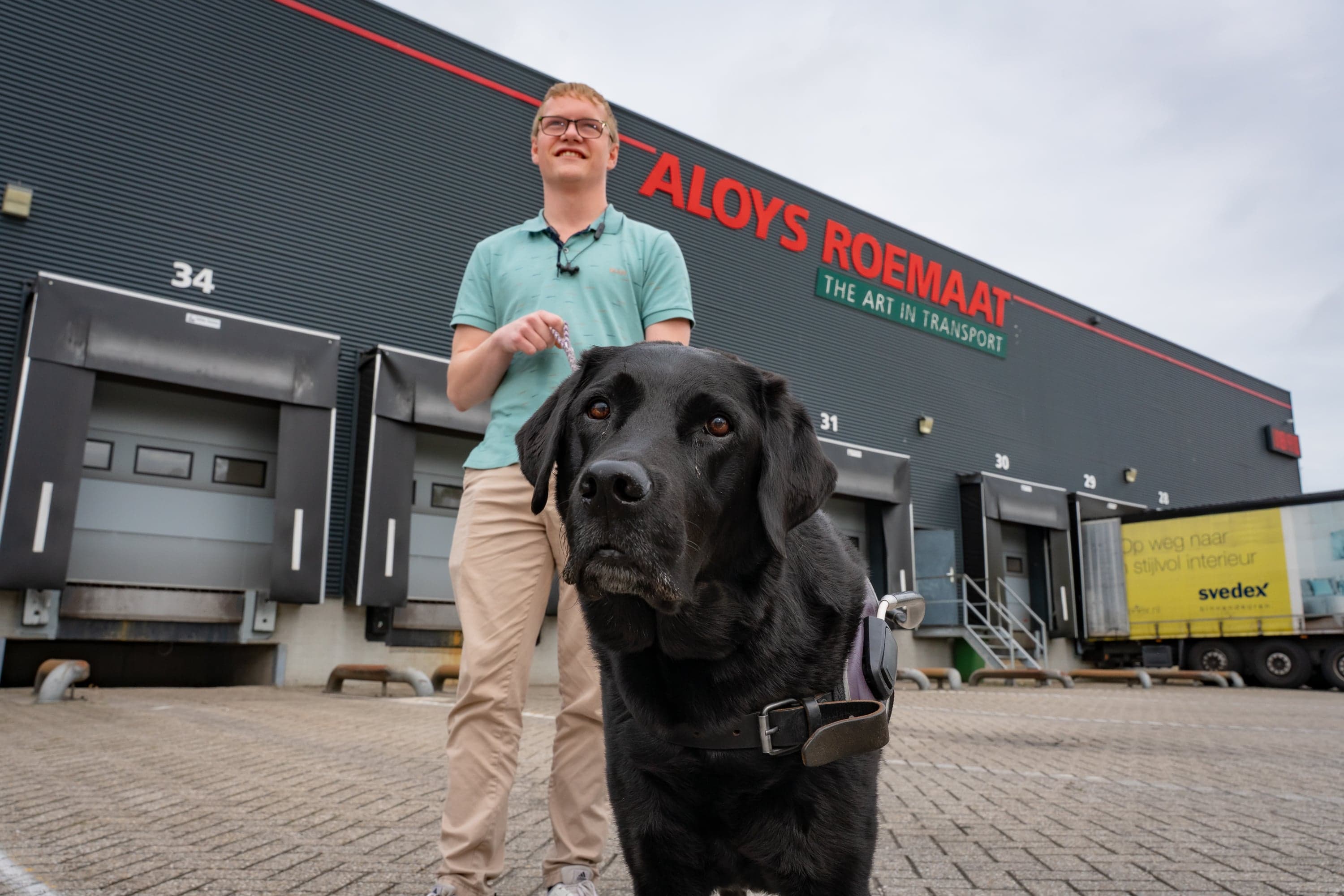 Werknemer Jeffrey Bonenkamp met geleidehond