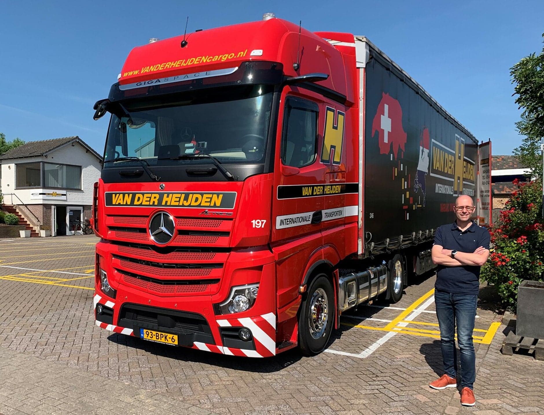 Chauffeur Patrick Fricker naast vrachwagen Van Der Heijden