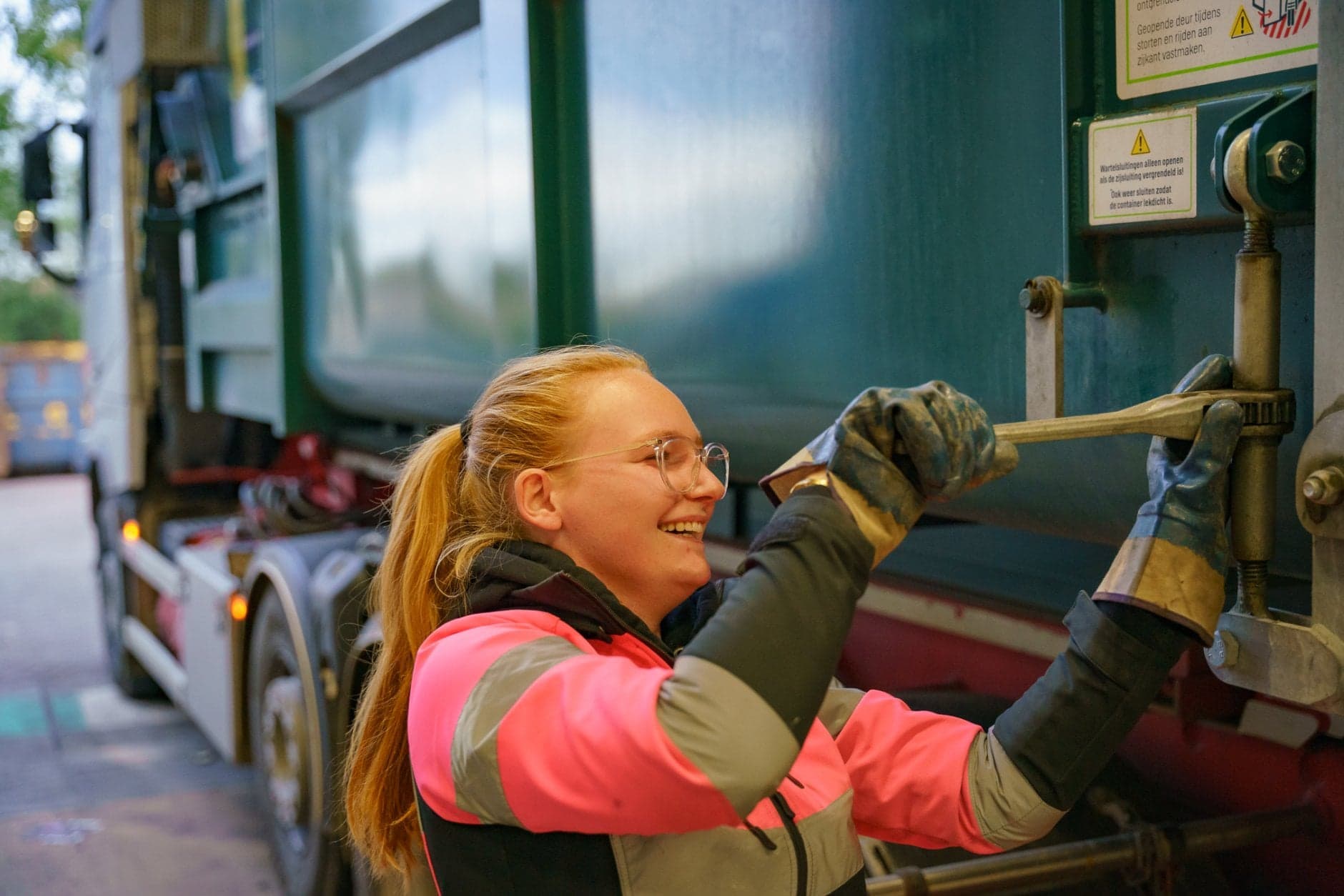 Vrachtwagenchauffeur Paige Timmermans opent een vuilcontainer