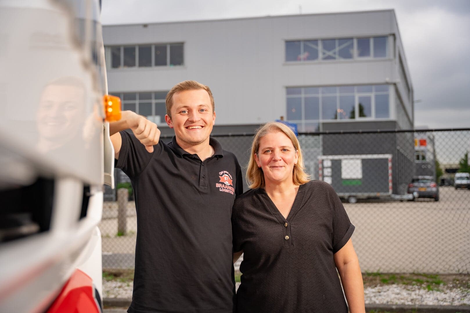 Jonge chauffeur met zijn moeder naast een vrachtwagen, als voorbeeld van hoe ouders kunnen helpen bij een studiekeuze in transport en logistiek.