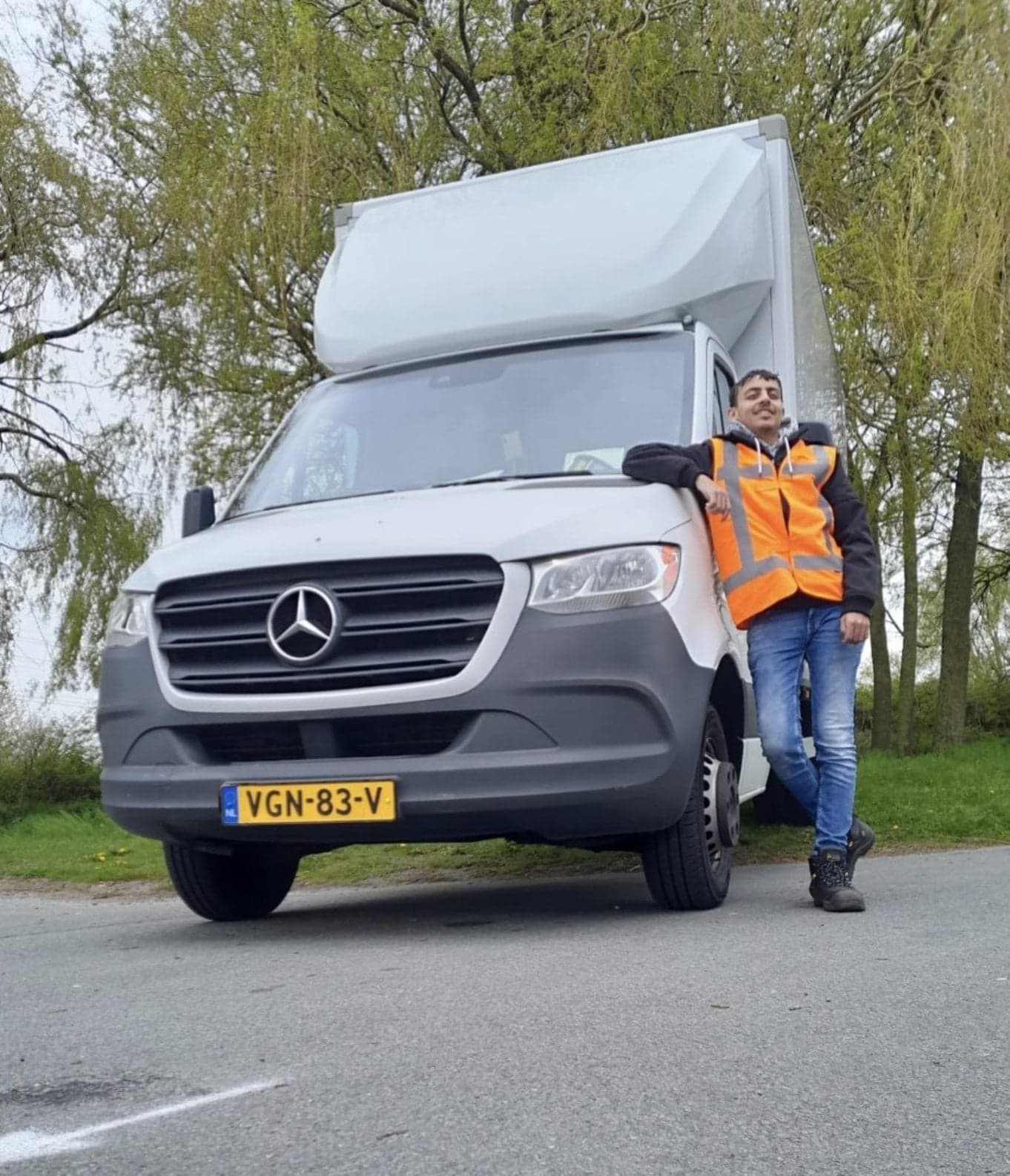 BBL-student Younes el Ouarti naast zijn vrachtwagen
