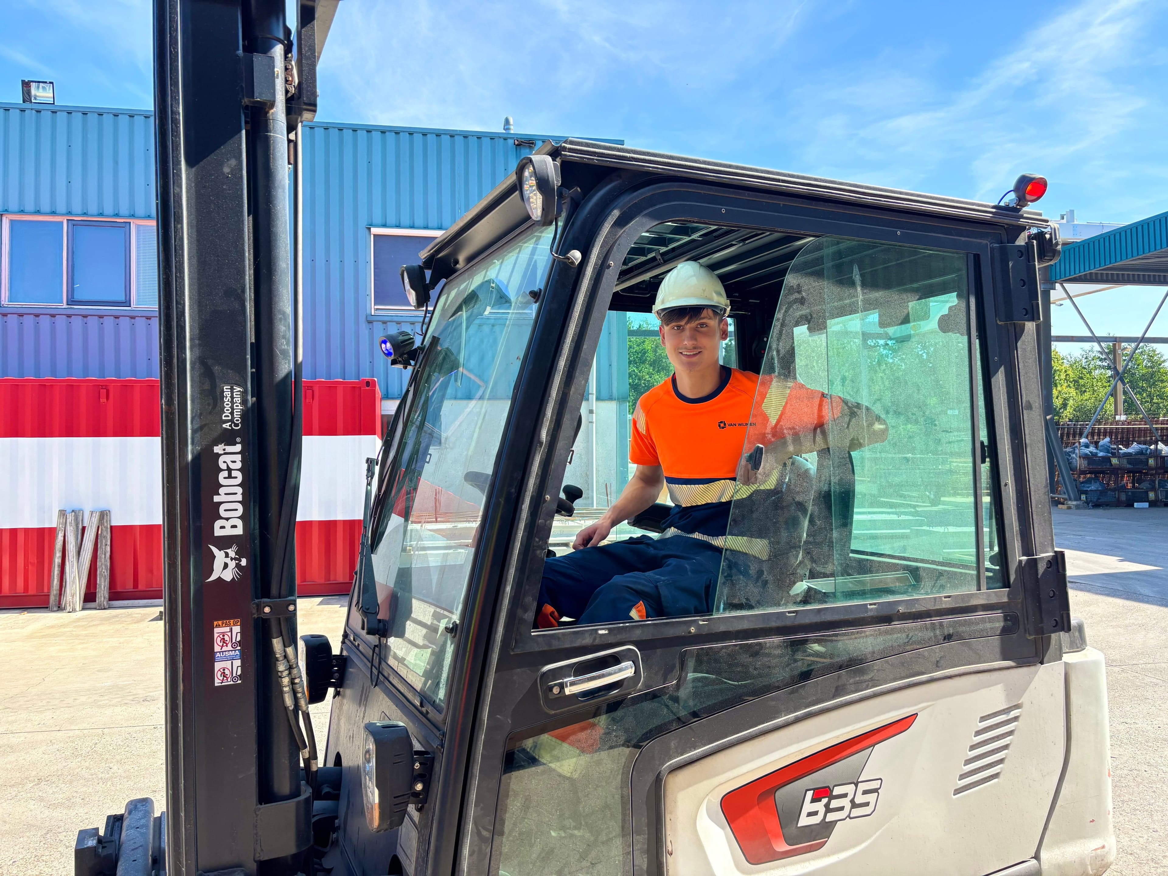 Logistiek medewerker Julian in zijn heftruck