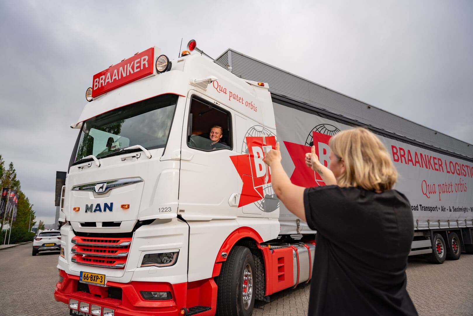 Chauffeur in een MAN-vrachtwagen van Braanker Transport tijdens zijn eerste periode als zelfstandig vrachtwagenchauffeur.