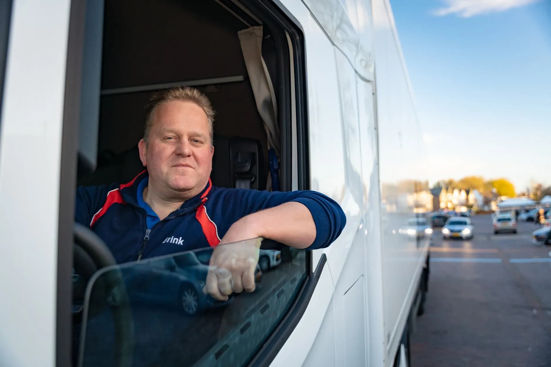 Chauffeur Remco Hoogendoorn in de cabine van een vrachtwagen.