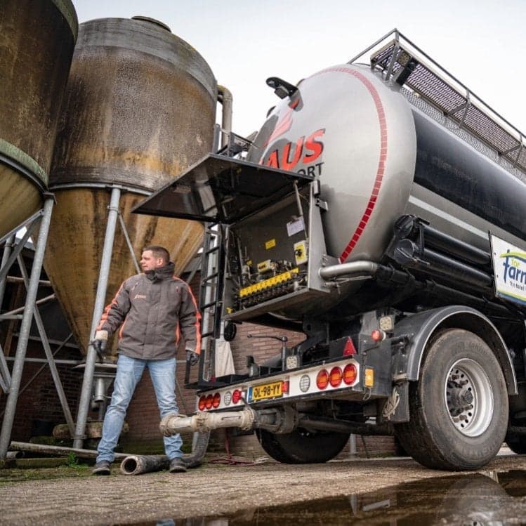 Vrachtwagenchauffeur Wouter Soldaat staat voor zijn vrachtwagen