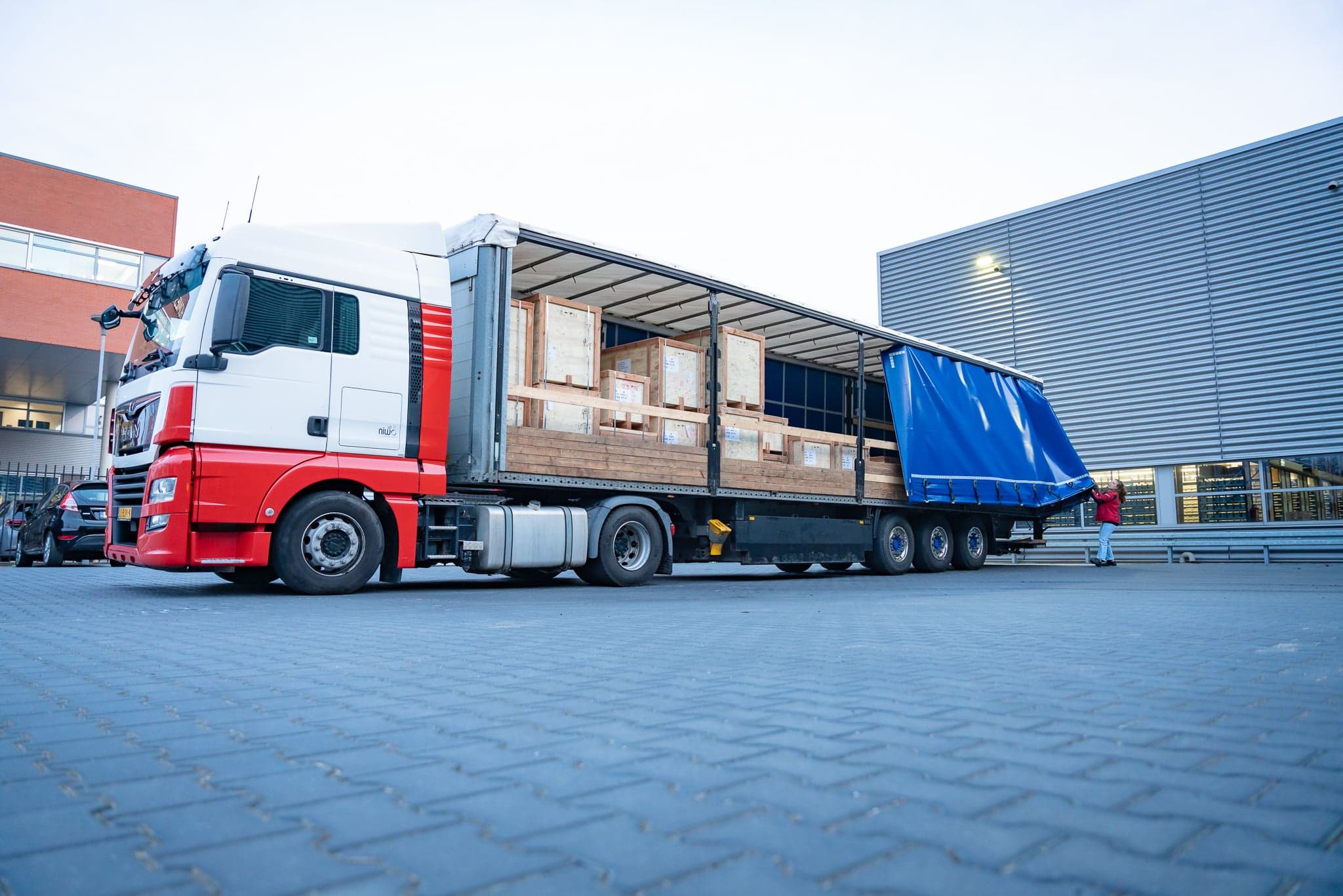 Laden en lossen van een trekker-oplegger