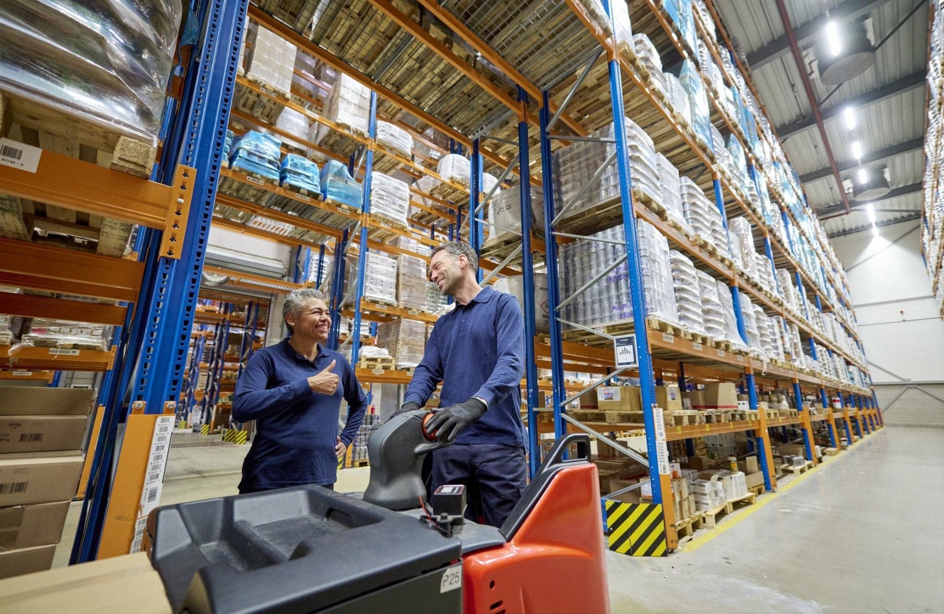 werkgever en werknemer aan het werk in magazijn