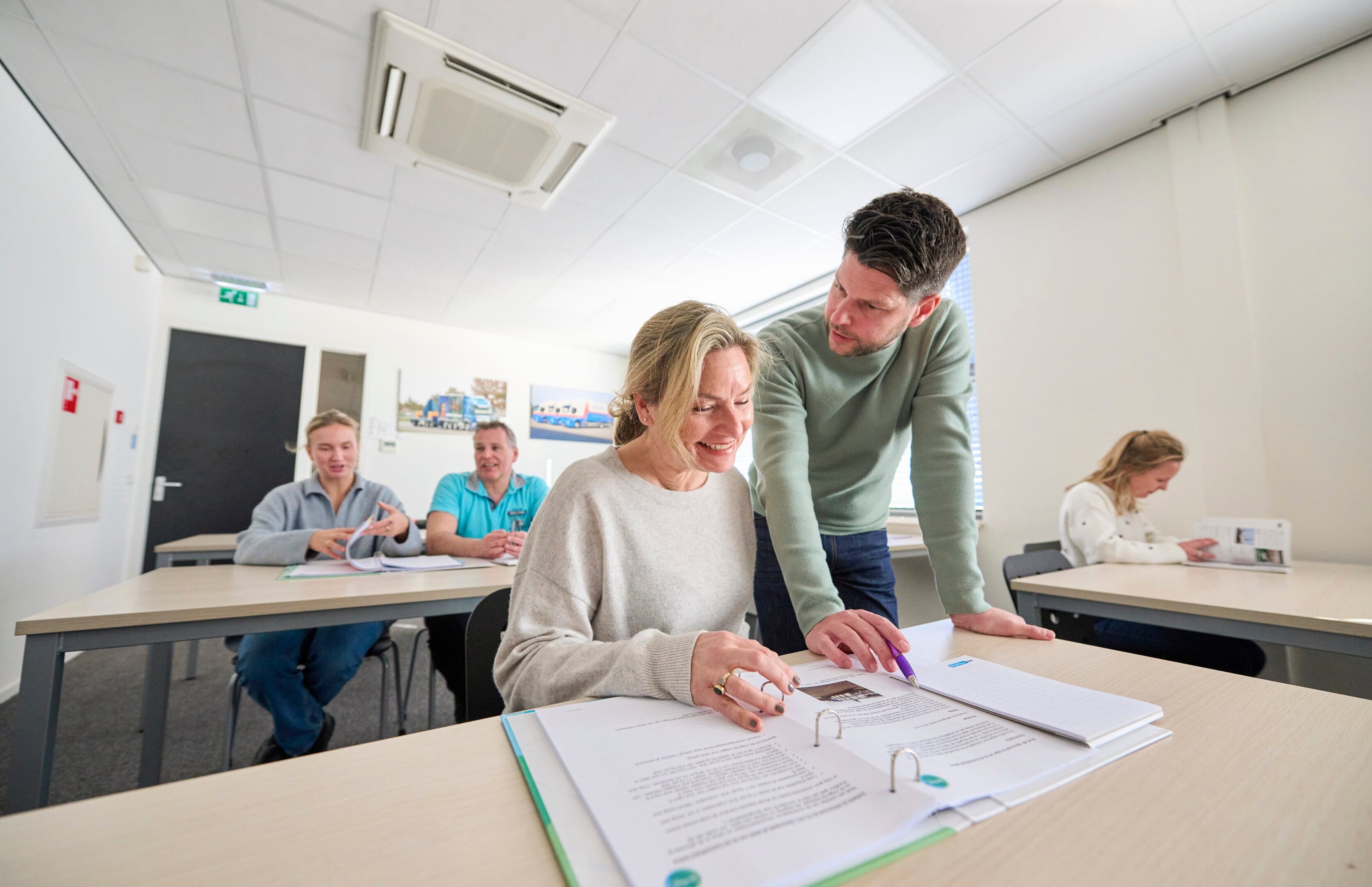 Werknemers studerend in klaslokaal