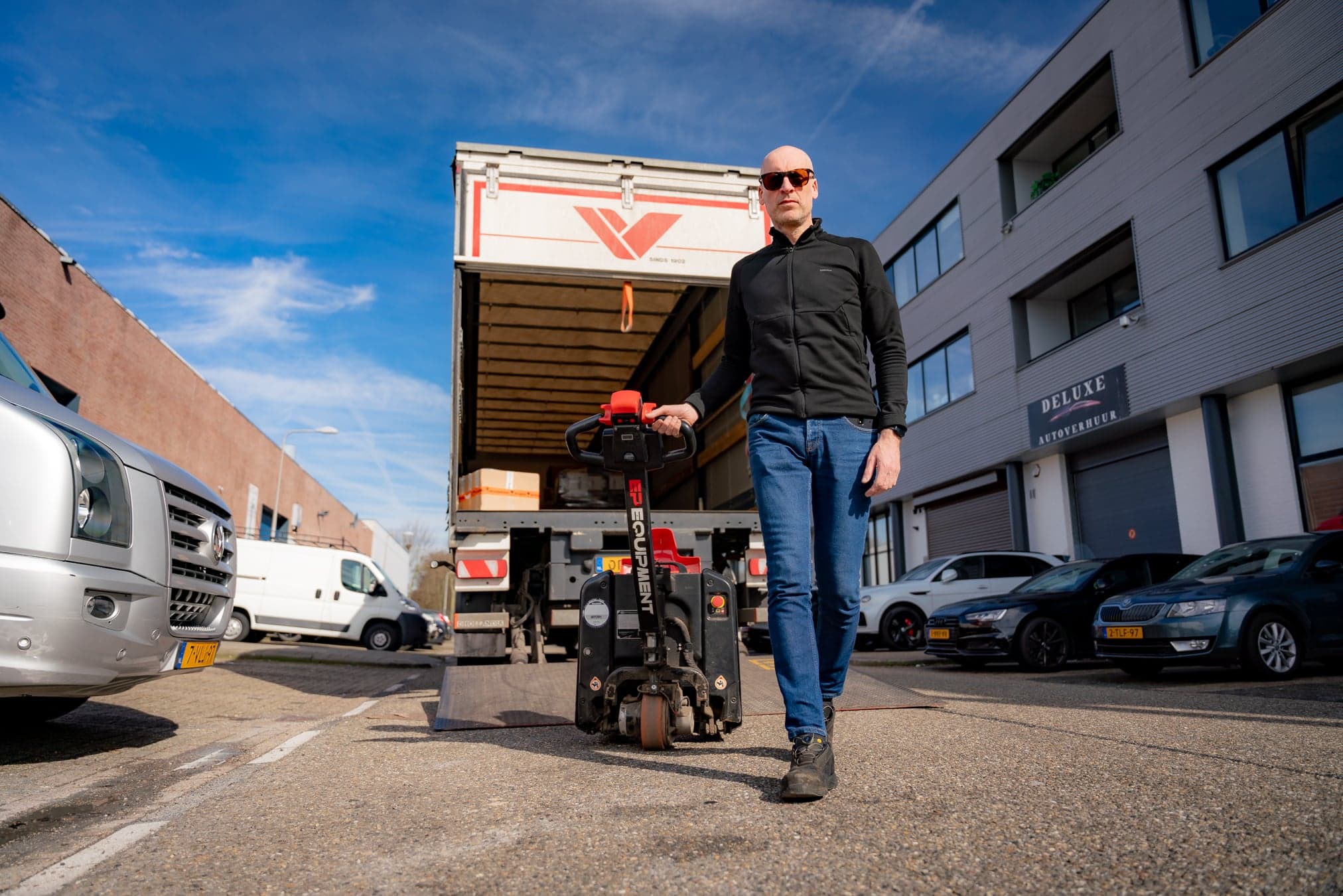 Marco Wassink lopend met pompwagen
