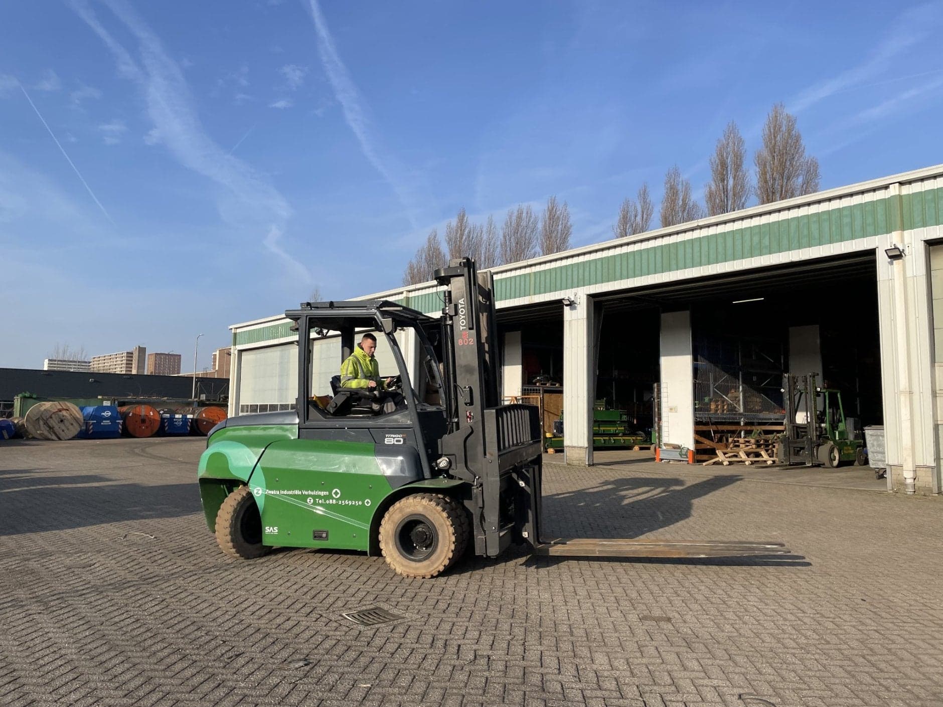 Oud BBL-student Rick de Brabander in heftruck